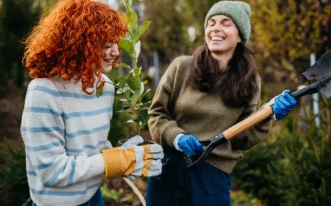 Foto de mujeres en una huerta.