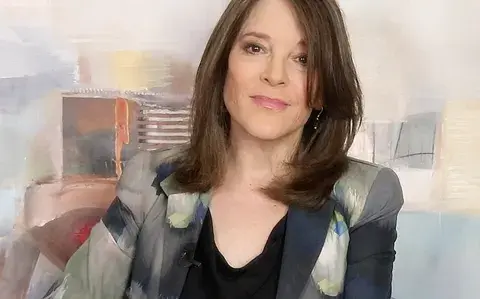 Marianne Williamson habla sobre el vínculo entre amor y el liderazgo cosciente Marianne Williamson habla sobre el vínculo entre amor y el liderazgo cosciente