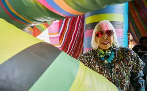 Marta Minujín  presenta La Torre de Pisa de Spaghettis en el Recoleta