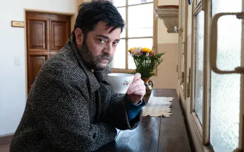 Realidad vs. ficción en la serie Yiya: quién fue el periodista que interpreta Pablo Rago