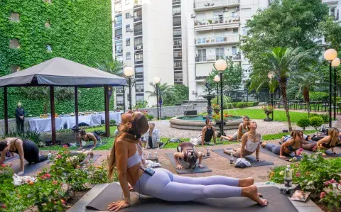 Pausa, movimiento y conexión: una experiencia de bienestar para volver al eje Pausa, movimiento y conexión: una experiencia de bienestar para volver al eje