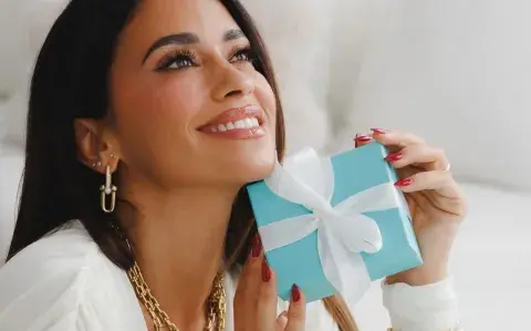 Antonela Roccuzzo anticipó el Pantone 2026 y deslumbró con un vestido de lujo sustentable Antonela Roccuzzo anticipó el Pantone 2026 y deslumbró con un vestido de lujo sustentable