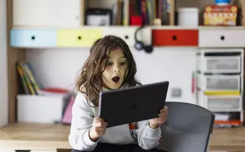 Una guía para que las familias acompañen el uso de la IA en casa Una guía para que las familias acompañen el uso de la IA en casa