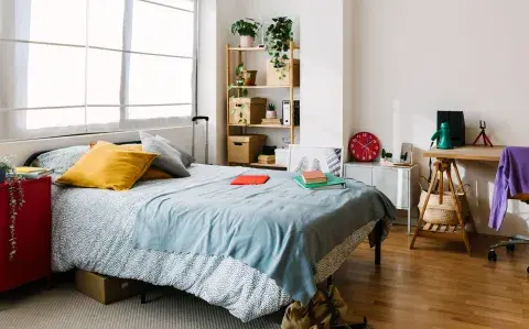 Adiós a la cama en el centro: aprovechá al máximo tu dormitorio con poco espacio