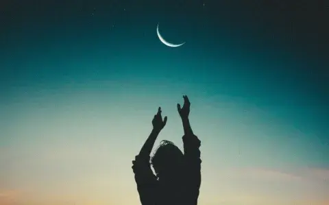 Rituales sencillos para cerrar viejos ciclos en la Luna nueva de diciembre