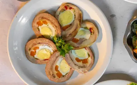 Matambre arrollado frío, un clásico infaltable para las fiestas: un paso a paso súper fácil