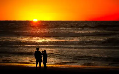 La única playa de Argentina donde hay amaneceres y atardeceres sobre el mar