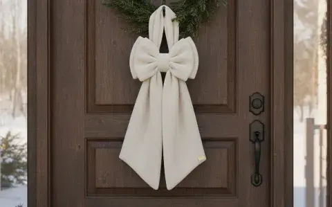 Tendencia deco: ¿por qué todos están colgando una cinta blanca en la puerta?