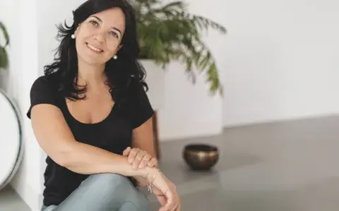 Belu es terapeuta somática del trauma, facilitadora de Experiencia Somatica, Terapeuta Transpersonal y de yoga. Además, es especialista en trauma y técnicas de regulación del sistema nervioso.