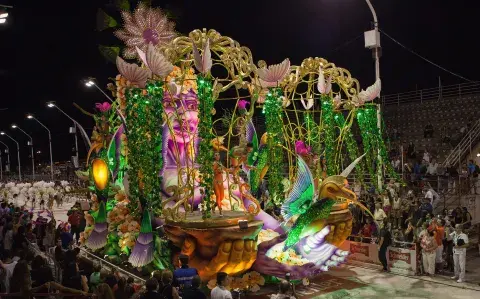 El Carnaval de Gualeguaychú, considerado el espectáculo al aire libre más importante de Argentina, ya despierta interés de miles de visitantes que quieren asegurarse un lugar en sus desfiles 2026.