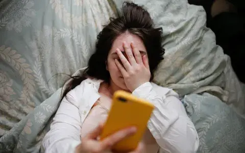 Foto de mujer cansada.