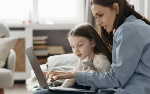 Crianza digital en vacaciones: cómo acompañar sin demonizar la tecnología