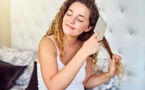 Cómo peinarte antes de dormir para cuidar el cabello Cómo peinarte antes de dormir para cuidar el cabello