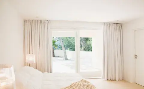 Adiós a las cortinas: alternativas deco que aportan luz, estilo y privacidad