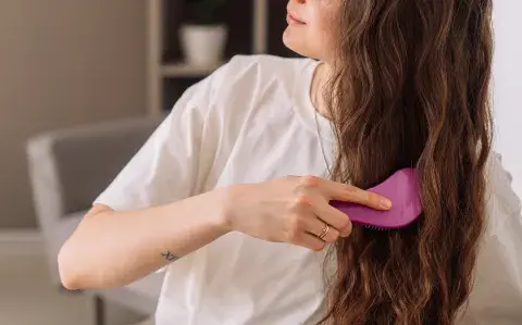 El accesorio dosmilero que cuida tu pelo y es perfecto para sumar a tus outfits