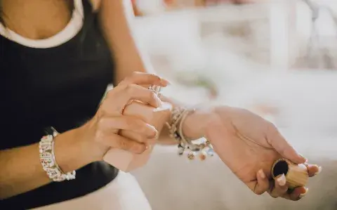 Cuando sube la temperatura, los perfumes se vuelven más sutiles: aromas cítricos, marinos y verdes marcan el pulso del verano con una estela fresca y elegante.