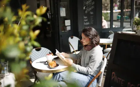 Ir solo a una cafetería dejó de ser un plan incómodo para transformarse en un ritual de autocuidado. El solo coffee propone una pausa sin apuro, un mimo cotidiano y tiempo propio en medio de la rutina.