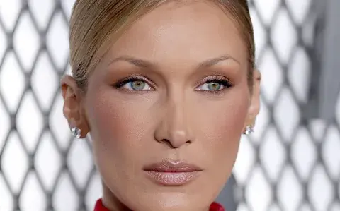 Bella Hadid impactó como la reina de la red carpet en el estreno de su nueva serie, The Beauty 