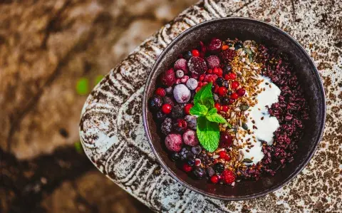 Helado casero de yogur y frutos rojos, una receta fácil y saludable para combatir el calor