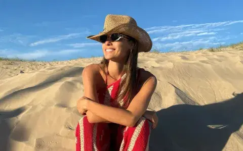 Pampita marca tendencia con un look tejido en color blanco y rojo Pampita marca tendencia con un look tejido en color blanco y rojo