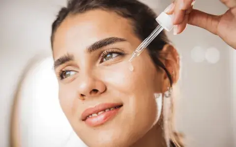 Aliados clave de la rutina facial: los mejores sueros de vitamina C y ácido hialurónico