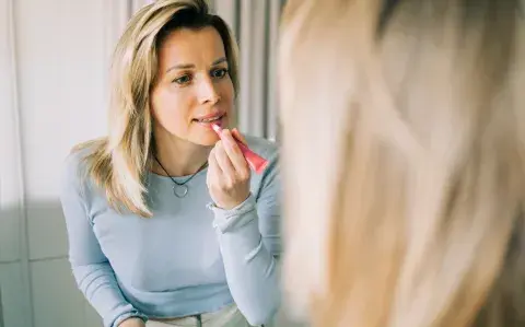 Cómo hacer un make up con un solo producto: el truco viral que logra un efecto natural Cómo hacer un make up con un solo producto: el truco viral que logra un efecto natural