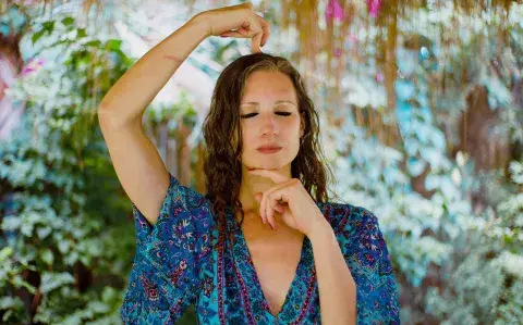 Una rutina rápida para aliviar la pesadez en verano, según la medicina china