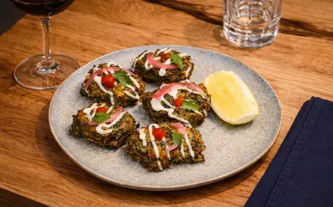 Buñuelos de kale y kimchi: crujientes, verdes y con un toque fermentado