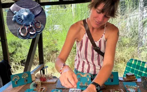 La artista itinerante que crea joyería experimental con esmaltado al fuego