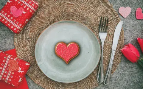 La mesa más romántica del 14 de febrero: 9 ideas fáciles con estética de hotel