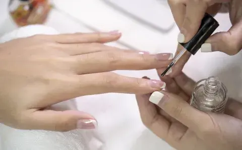 Este es el color de uñas que fue furor en los 2000 y es tendencia esta temporada