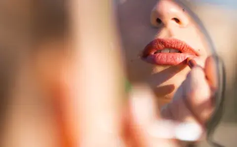 Labio halo: cómo lograr la técnica de maquillaje que suma volumen y luz en 2026