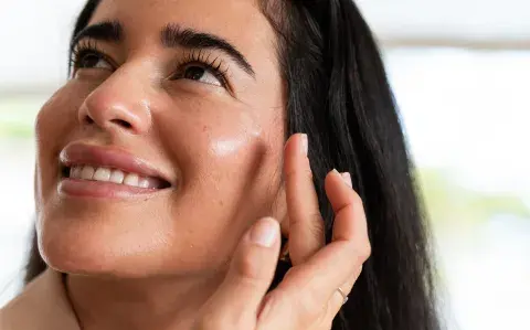 Inflamación, emociones y rostro: por qué el cuidado facial empieza adentro