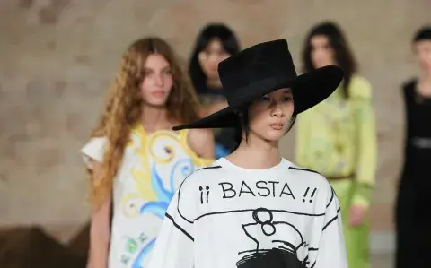 Evita, Mafalda y el Obelisco: el desfile de Moschino en Milán Fashion Week con guiños argentinos