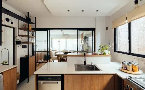 Cocinas con divisiones de vidrio: 4 casos reales para copiar