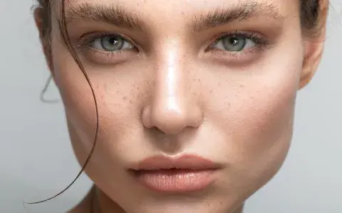 Adiós a las cejas finitas: cómo engrosarlas de forma natural