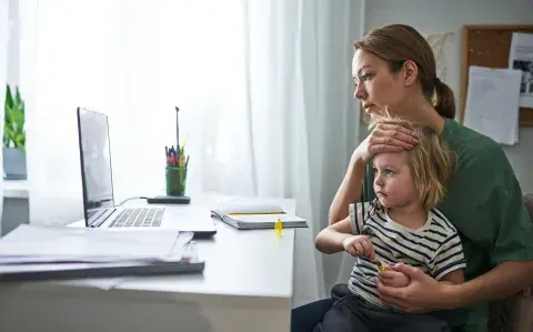 Cómo la reforma laboral impacta en la caída de la natalidad