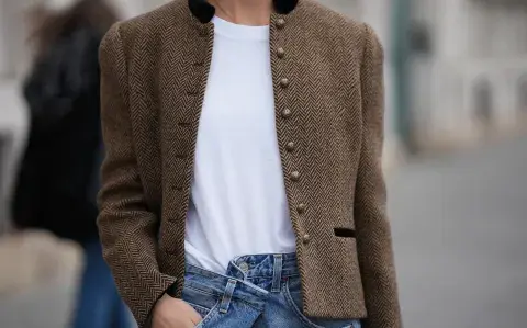 Cuello mao: el detalle minimalista que transforma el blazer en la prenda más elegante