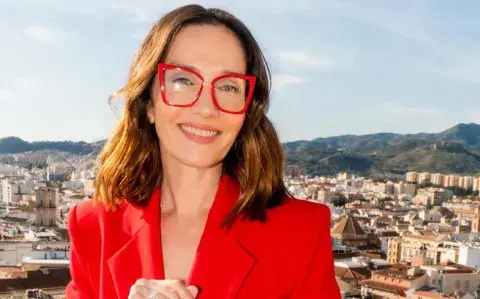 Natalia Oreiro impactó en Málaga con un look total red y con accesorios a tono