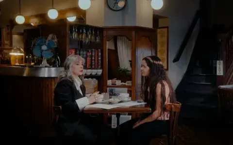 La historia del look de Mariana Enriquez en su entrevista con Rosalía 