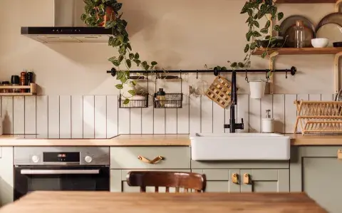 Adiós a las cocinas sin plantas: ideas fáciles para llenar de verde tu espacio
