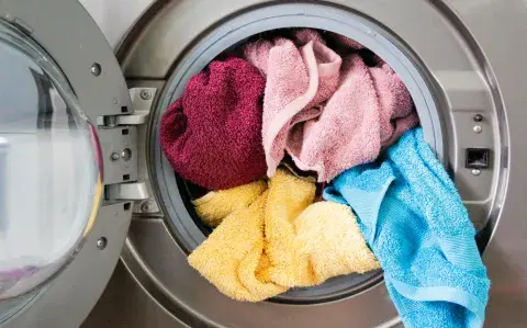 Consejos clave al lavar la ropa para que dure más y consuma menos energía