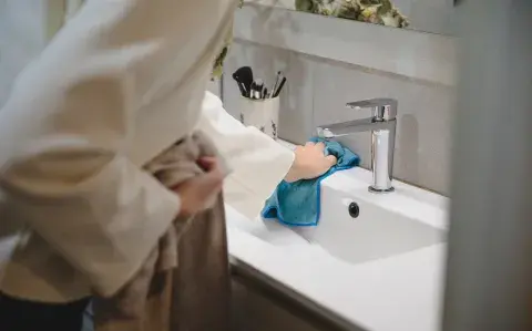 Baño impecable en 20 minutos: el secreto mejor guardado de las organizadoras