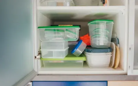 Los tuppers desordenados no van más: el sistema que ordena tu alacena en minutos