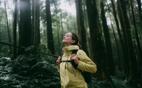 Viajar sola: por qué cada vez más mujeres eligen escapadas a su propio ritmo