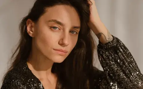 Más que seguir una moda, la clave está en encontrar el equilibrio entre tendencia, estructura del rostro y estilo personal.