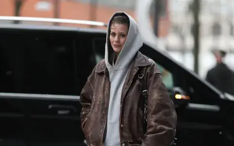 Vuelven los 80: abrigos de pelo y zapatos estilo colegial, las claves del invierno