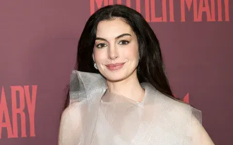 Anne Hathaway con un vestido con transparencias en la premiere de “Mother Mary" Anne Hathaway con un vestido con transparencias en la premiere de “Mother Mary"