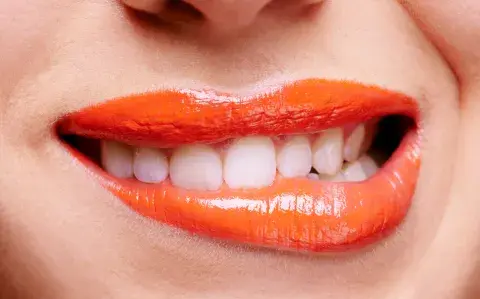 Labio halo: cómo lograr la técnica de maquillaje que suma volumen y luz en 2026