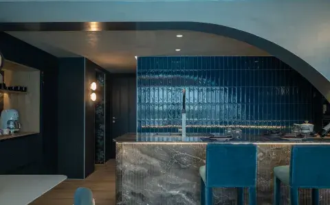 Adiós a los colores claros en las cocinas: estas es la tendencia que vimos en Experiencia Living